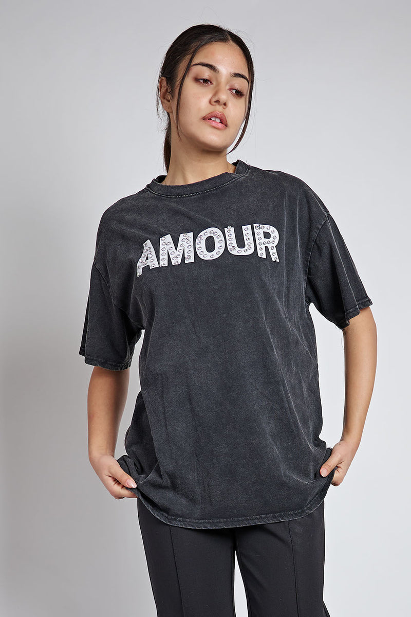 Oversized Μπλούζα “AMOUR”Oversized μπλούζα “AMOUR” για μοντέρνες casual εμφανίσεις