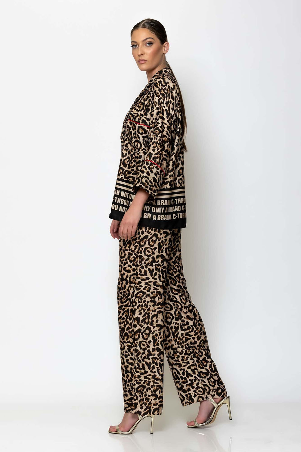 Animal print σατέν παντελόνι με αέρινη εφαρμογή και elegant αισθητική.